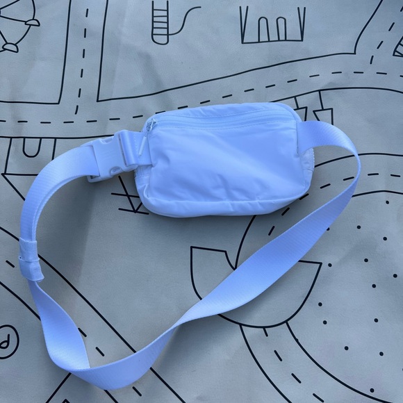 Lululemon Everywhere Belt Bag 1L
White - Picture 3 of 8